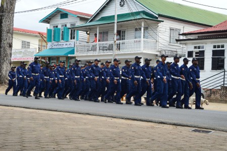 Avondfeesten in Paramaribo.. de stoet komt voorbij ons huis